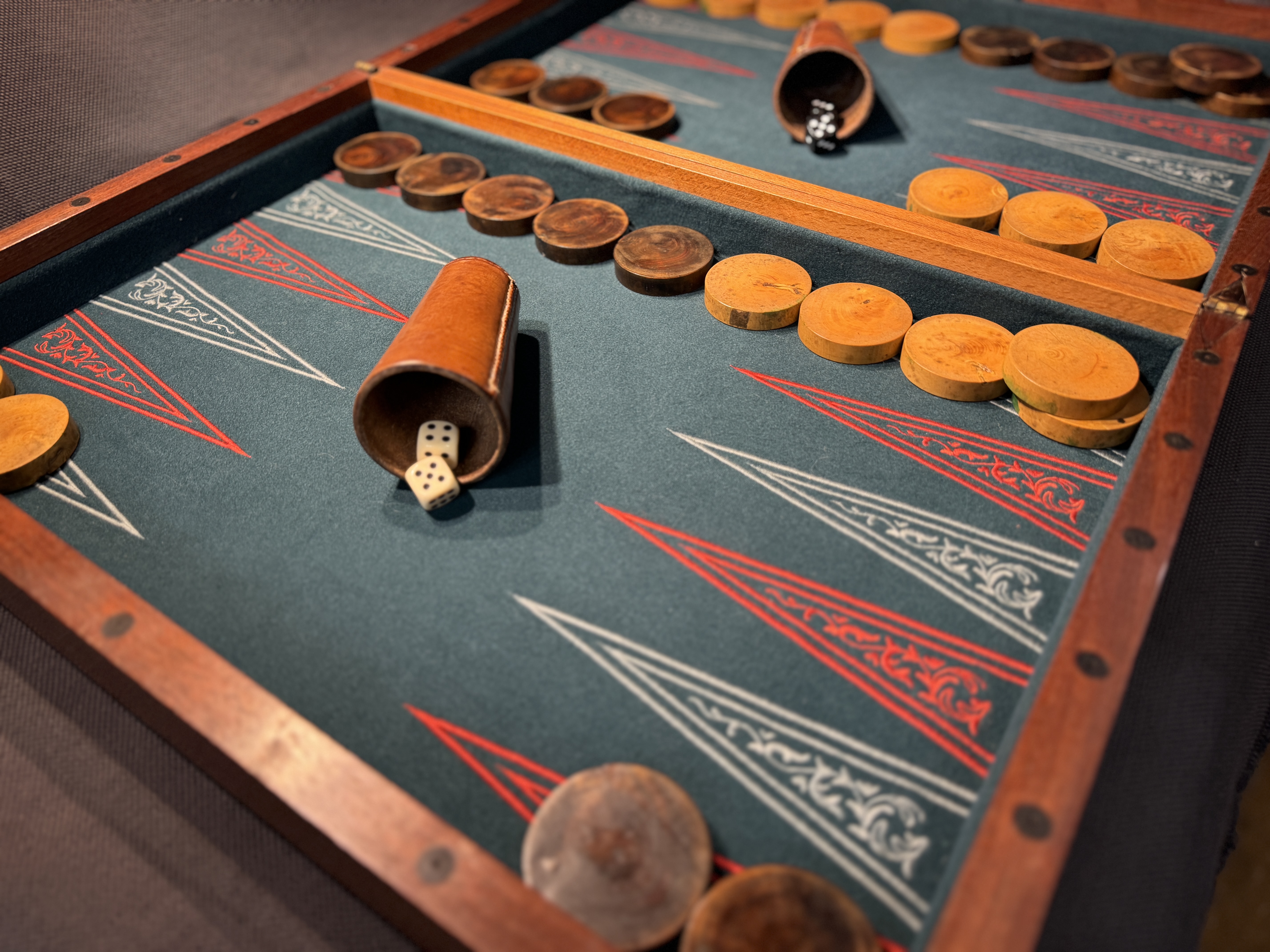 How to Identify and Choose an Antique Backgammon Board